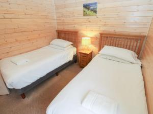 Dovestone Secluded Luxury Lodges sleeps 6 - pets welcome
