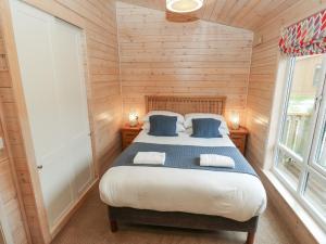 Dovestone Secluded Luxury Lodges sleeps 6 - pets welcome