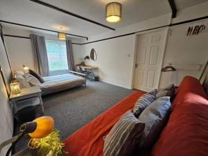 Spacious Room with Private Bathroom for up to 4 Guests Cardiff Bay