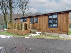 Dovestone Luxury Lodges sleeps 4 - pets welcome