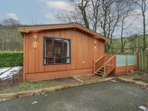 Dovestone Secluded Luxury Lodges sleeps 6 - pets welcome