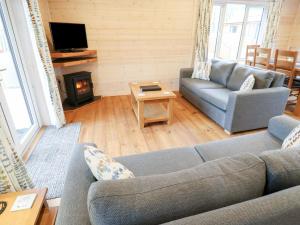 Dovestone Secluded Luxury Lodges sleeps 6 - pets welcome