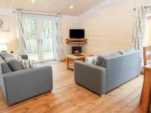 Dovestone Secluded Luxury Lodges sleeps 6 - pets welcome