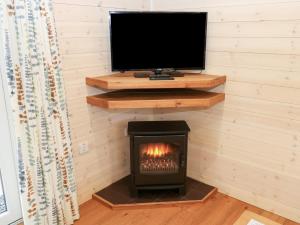 Dovestone Secluded Luxury Lodges sleeps 6 - pets welcome