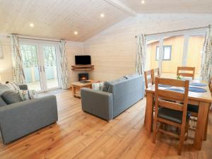 Dovestone Secluded Luxury Lodges sleeps 6 - pets welcome