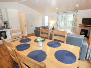 Dovestone Secluded Luxury Lodges sleeps 6 - pets welcome