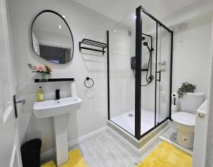 Spacious Room with Private Bathroom for up to 4 Guests Cardiff Bay