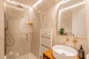 Stunning Tiny Studio - 5 min to Eiffel Tower - FREE Off-Site Parking