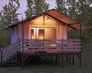 Campings Domaine Residentiel de Plein Air Les Ilates : Standard Lodge Cabin with Shared Toilet and Bathroom (4 Adults)