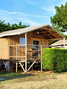 Campings Domaine Residentiel de Plein Air Les Ilates : Standard Lodge Cabin (4 Adults)