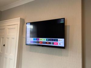 One Bed Self-Contained Flat, Kitchen & Nice Lounge