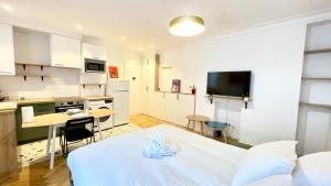 Justine Suite, Place de la République