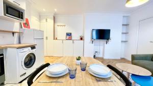 Justine Suite, Place de la République