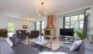 Nature View Spacious Five Bedroom Villa, Pool