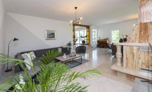 Nature View Spacious Five Bedroom Villa, Pool