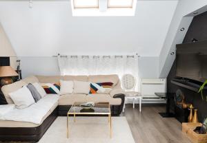 Modern 2-Level Apartment with Balcony in Varna by Flat Mаnager