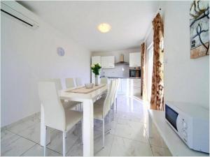 Cozy Villa With Pool