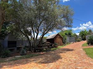 Spacious stay-in bachelor apartment