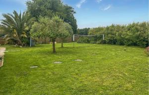 Maisons de vacances Awesome Home In Sainte-Gemme-La-Plaine : photos des chambres