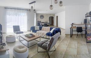 Awesome Home In Sainte-Gemme-La-Plaine