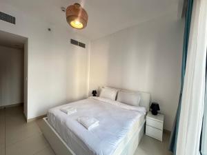 Coastal Charm - Fully Furnished 2-Bedroom Apartment with Spectacular Views by Petals Holiday Homes