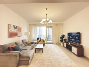 Coastal Charm - Fully Furnished 2-Bedroom Apartment with Spectacular Views by Petals Holiday Homes