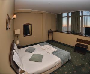 One-Bedroom Suite with Balcony room in Retro Hotel