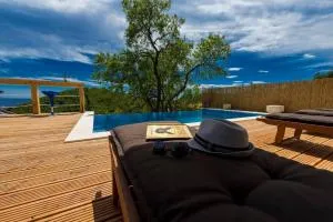 Calming Area Villa with Infinity Pool - Ropa