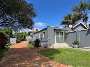 Spacious stay-in bachelor apartment