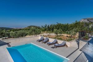 Countryside Retreat Villa with Pool,Jaccuzi