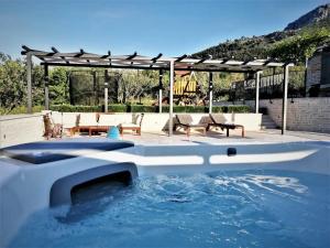 Countryside Retreat Villa with Pool,Jaccuzi