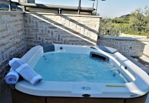 Countryside Retreat Villa with Pool,Jaccuzi