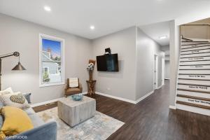 Modern Retreat, Double lot with Pergola, Fire pit, Game room, 5 min to Brookfield Zoo