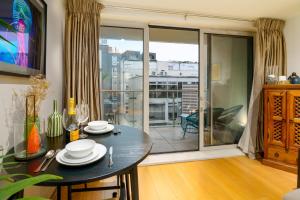 Elegant 2BD Flat Near Old Street, London