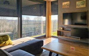 2 Bedroom Nice Home In Radoisce 