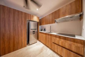 Lux Studio with Rooftop Pool Gym Private Balcony