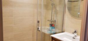 LE CAPITOLE Vue mer Studio cabine 27m2 les pieds dans leau 2 adultes 2 enfants clim et garage