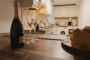 Silver Cottage sits amidst Yarms cobbles and river it is steps from the Restaurants Pubs Shops and Coffee houses and has a kingsize bed - Eaglescliffe