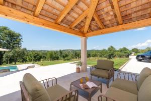 Moderne Villa Mit Pool Für 8 Personen In Zentralistrien Mit Panoramablick Und Großem Garten,