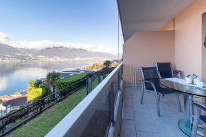 Lakeside Pool Paradise