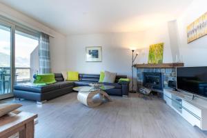 Lakeside Pool Paradise