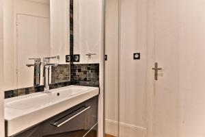 Pleasant Apartment Close to Galerie Lafayette - II