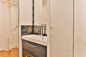 Pleasant Apartment Close to Galerie Lafayette - II