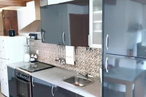 Charming house with lake and mountain views in Rendufe