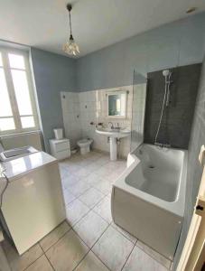 Appartements Maison de ville 13 couchages a 5 minutes du Pal : photos des chambres