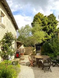 Aux Agapanthes, Maison Gîte de charme Aumagne - La Brousse