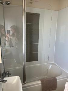 2 bed, 2 bath with decking overlooking the fishing lake at Sand Le Mere