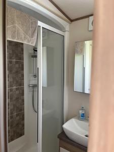 2 bed, 2 bath with decking overlooking the fishing lake at Sand Le Mere