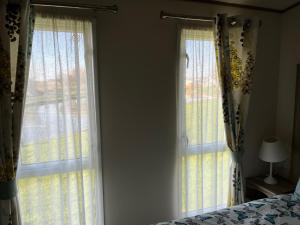 2 bed, 2 bath with decking overlooking the fishing lake at Sand Le Mere