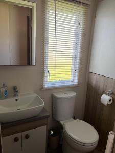 2 bed, 2 bath with decking overlooking the fishing lake at Sand Le Mere